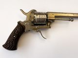 gros plan d'un revolver sur une surface blanche