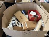 une boîte en carton remplie de différents types d'objets