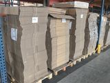 de nombreux cartons sur une palette dans un entrepôt