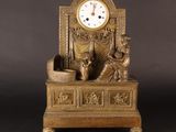une horloge posée sur une table
