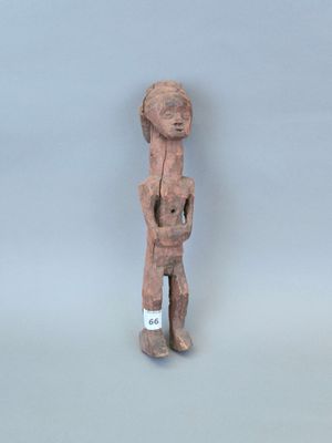 statue représentant un homme tenant un bébé dans ses bras