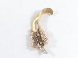 une broche en forme de plume en or, ornée de pierres bleues et blanches