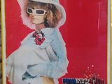une photo d'une femme portant un chapeau et des lunettes de soleil