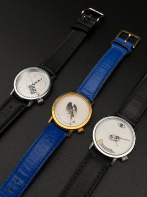 trois montres différentes sont posées côte à côte sur une surface noire