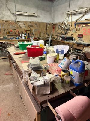 un établi dans un atelier, sur lequel sont posés de nombreux outils
