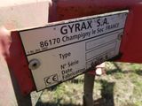 une pancarte à l'arrière d'un tracteur sur laquelle on peut lire « gyrax s a »