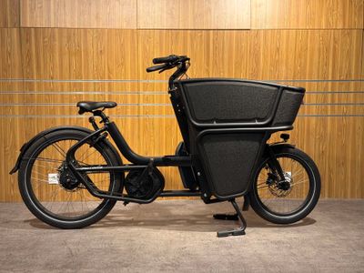 un vélo noir avec un panier à l'arrière