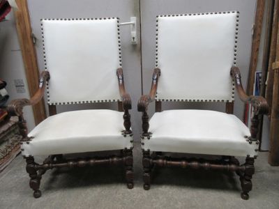 Paire de fauteuils en noyer sculpté et tourné, garnis de ska…