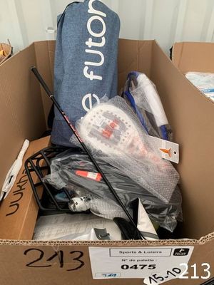 une boîte en carton remplie de produits d'entretien et d'autres objets