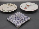 trois assiettes posées sur une table