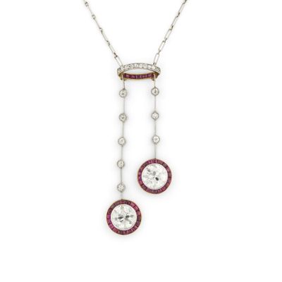 une paire de pendentifs en rubis et diamants