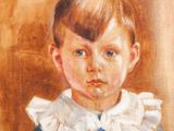 un tableau représentant un jeune garçon vêtu d'une robe bleue à col blanc