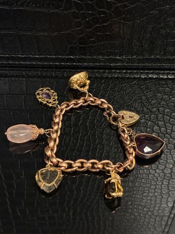 Bracelet en or 9 carats 375 millièmes ornée de six pendeloques, f