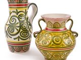 deux vases posés l'un à côté de l'autre sur une surface blanche