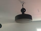 une lampe suspendue au plafond de la pièce
