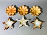 Plusieurs pièces de poterie sont disposées en rangée sur une table