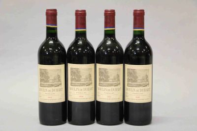 trois bouteilles de vin rouge sont alignées sur une table