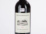 une bouteille de vin posée sur une table