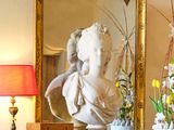 un vase de fleurs posé sur une commode dans une pièce