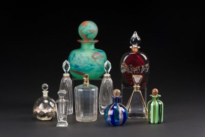 Lot de dix flacons en verre de formes et décors variés. - Photo 1