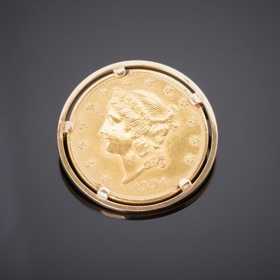 gros plan d'une pièce d'or portant un visage de femme