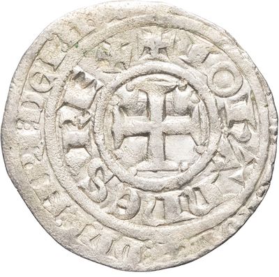 Gros plan sur une pièce de monnaie portant une croix