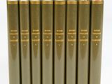 six livres alignés sur une surface blanche
