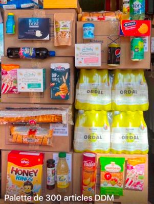 Dans un magasin, des cartons de nourriture et de boissons sont empilés les uns sur les autres