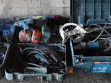 de nombreux types d'outils différents dans un local de stockage