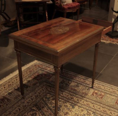 Table à jeux En acajou et incrustrations de cuivre, à platea…