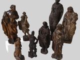 un groupe de figurines assises sur une table