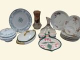 beaucoup d'assiettes, de bols et de vases sur la table