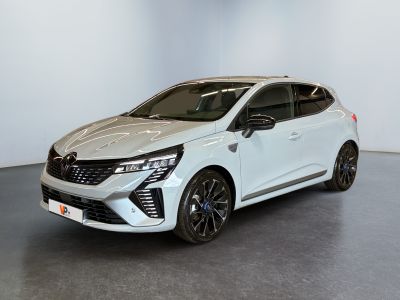 Une voiture blanche est garée dans une pièce au sol gris
