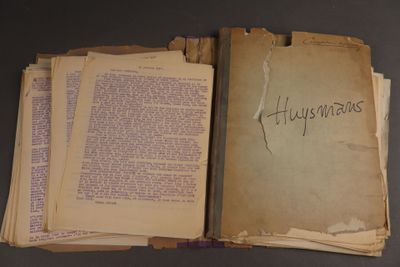 un livre ouvert avec une écriture dessus, posé sur une table