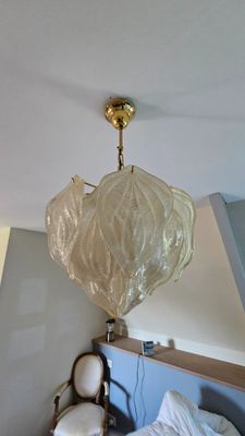 une lampe suspendue au-dessus d'un lit dans une chambre