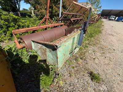 une machine rouillée abandonnée sur le bord de la route
