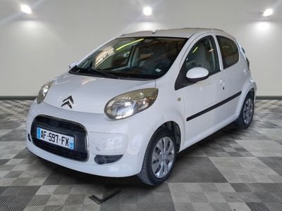 la photo d'une petite voiture blanche garée dans un garage
