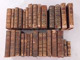 plusieurs vieux livres sont empilés sur une table