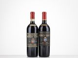 deux bouteilles de vin rouge posées sur une table
