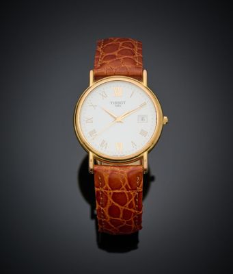 un gros plan d'une montre en or avec un bracelet marron