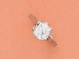 un gros plan sur la main d'une femme tenant une bague en diamant