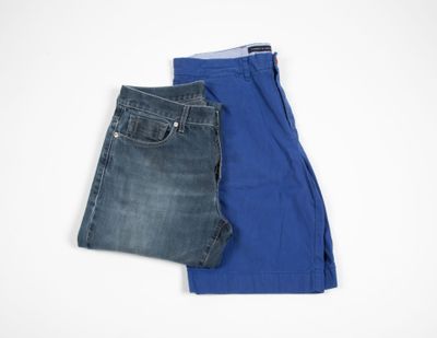 un jean bleu sur fond blanc