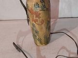 un vase et une paire de ciseaux posés sur une table