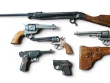 de nombreux types d'armes à feu sur fond blanc