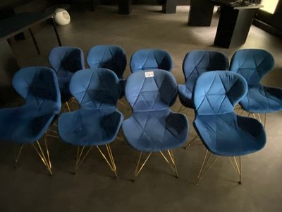 six chaises bleues disposées en cercle dans une pièce