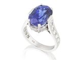 une bague en tanzanite et diamants