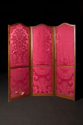 Paravent trois feuilles en bois mouluré.