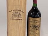 une image représentant une bouteille de vin rouge à côté d'une caisse en bois