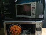 un micro-ondes posé sur une boîte, sur une table