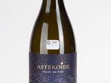 l'image d'une bouteille de vin posée sur une table